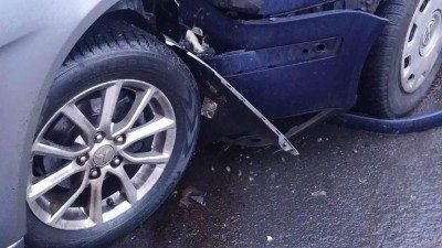 Nehoda tří aut zkomplikovala dopoledne dopravu u Liběšic