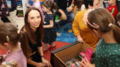 Zástupkyně Befit Louny přivezly dárky dětem do nemocniční školky. Foto: KZ