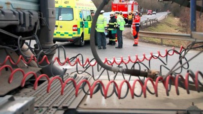 Pozor na ledovku! U Panensk&eacute;ho T&yacute;nce se střetla tři auta