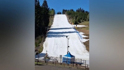 Lyžaři si odhlasovali spuštění lanovky ještě 1. května. SKIPOT se odmítá podvolit roční době