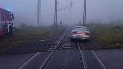 STALO SE: Řidič Audi v mlze špatně odbočil, skončil v kolejích