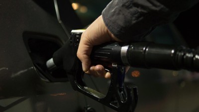 KOMENTÁŘ EKONOMA: Ceny pohonných hmot v Česku budou padat i dále. Proč tomu tak je?