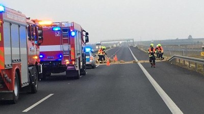 FOTO: Rozjetý balík slámy po silnici zaměstnal hasiče a uzavřel dálnici D7