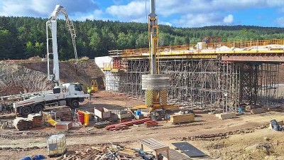 FOTO: Stavba D6 u Lubence: Pokračují zemní práce, hotovo má být do konce roku