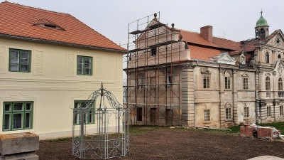 Zámek Poláky prochází už druhým rokem rekonstrukcí. Přesto je stále havarijním stavu