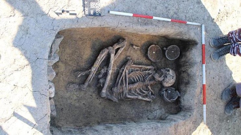 Hrob s pozůstatky po kamenné konstrukci hrobové komory, ve které byli pohřbeni dva jedinci. Foto zdroj: ŘSD