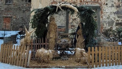 Betlém je již na nádvoří kláštera připraven. Při nedělním setkání bude možno jej doplnit dalšími postavami. Foto: Helena Malíková