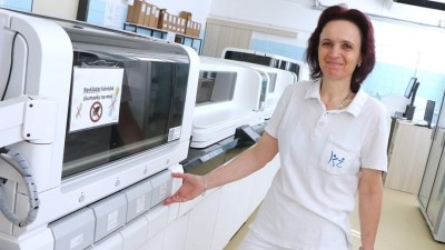 Devět tisíc žádanek a k nim ampule s krví i dalšími tělesnými tekutinami. Laborantky odhalují leukémii i cholesterol