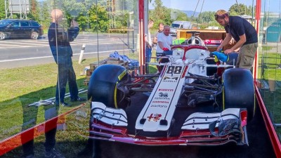 Formule 1 u hlavní silnice z Mostu do Litvínova. Foto: Oldřich Hájek