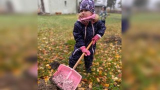 OBRAZEM: Děti z mateřinky na Hoře Sv. Šebestiána si zasadily stromky