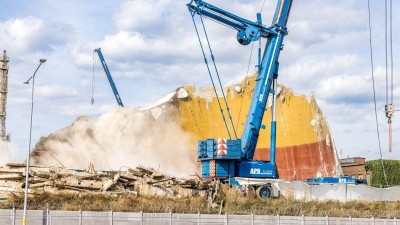 Po chladicí věži už zbylo jen trochu suti. Foto: ORLEN Unipetrol