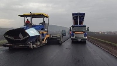 VIDEO: V uzavřeném úseku silnice mezi Hořencem a Libčevsí aktuálně probíhá pokládka asfaltu. Silničáři ukázali, jak to na místě vypadá