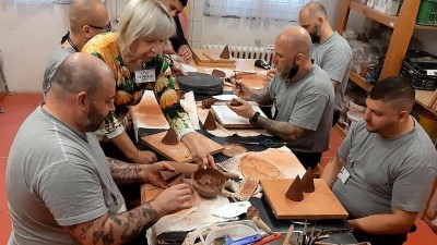 Odsouzení z Bělušic se učí pracovat s keramikou, jejich výrobky potěší na správných místech