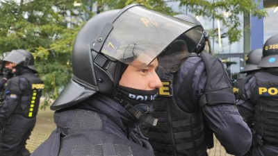 Sto třicet členů pořádkových jednotek se střetlo se 180 studenty. Šlo o nácvik postupů při řešení konfliktu s agresivními fanoušky. Foto: jip