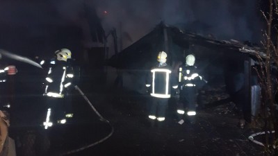 4 jednotky hasičů večer zasahovali u požáru chatky v Lounech. Ta byla celá v plamenech