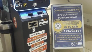 Varování u bitcoinmatu. Foto: Policie ČR
