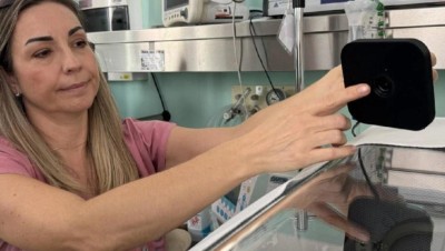 Staniční sestra Kateřina Dupalová, DiS., ukazuje jednu z osmi nových rodičovských kamer na Neonatologické klinice v Masarykově nemocnici v Ústí nad Labem. Foto: Krajská zdravotní