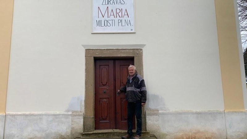 Zdeněk Chabr u dveří kostela. Foto: Jitka Fárová