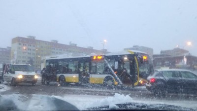 VIDEO: Česko ráno zasáhlo husté sněžení, řadu silnic blokují uvízlá vozidla
