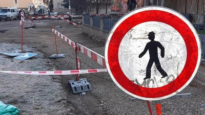 Oprava poničeného chodníku v ulici Bratří Čapků v Žatci skončí do měsíce