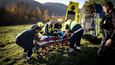T&eacute;měř 4000 rizikov&yacute;ch v&yacute;jezdů: Z&aacute;chran&aacute;ři m&iacute;sto vděku čel&iacute; pliv&aacute;n&iacute;, žloutence a zbran&iacute;m