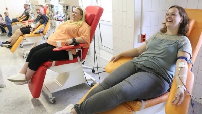 Nemocnice se přes léto potýkají s úbytkem dárců krve. Krajská zdravotní láká prvodárce a ukazuje, jak snadné je darovat krev