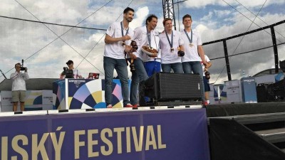 VIDEO: Olympijští medailisté dorazili na Olympijský festival. S fanoušky si zakřičeli: Ty brďo!!!