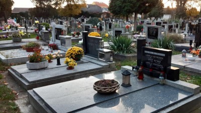 Městský hřbitov v Žatci je dnes uzavřen kvůli silnému větru