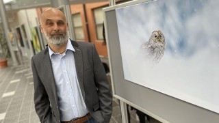 V atriu ústecké Masarykovy nemocnice začala prodejní výstava fotografií, výtěžek poputuje na Emergency