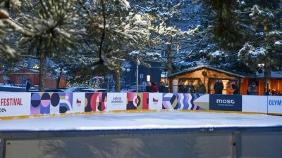 Kluziště v Mostě v Radničním parku odkazuje na letní olympijský festival, který se bude v příštím roce konat u jezera. Foto: město Most