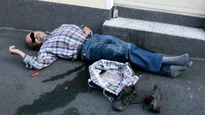 Muž ležel bezvládně na ulici. Zmohl ho alkohol