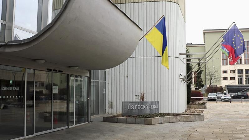 Na budově Ústeckého kraje vlaje také ukrajinská vlajka. Foto: ÚK