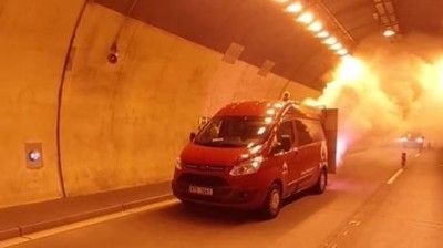 VIDEO: Dálničními tunely se nad ránem linul hustý kouř. Cesta do Německa je už průjezdná