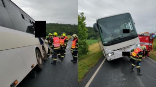 FOTO: Autobus sjel do příkopu a hrozilo jeho převrácení. Hasiči cestující evakuovali