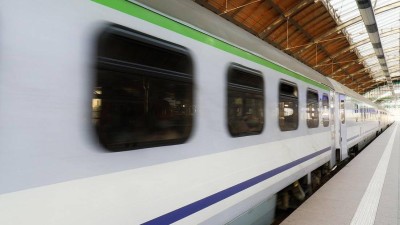 Ranní cesta do Loun bude pohodlnější. Vlak z Kralup a Slaného nově dojede bez přestupu až na „město“