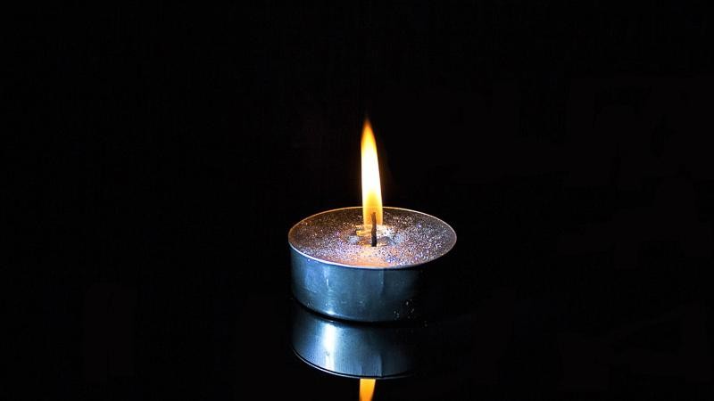Lidé mohou přinést svíčku jako tichou vzpomínku. Ilustrační foto