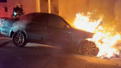 Ve Veltěžích na Lounsku hořelo auto. Plameny se rozšířily na fasádu domu