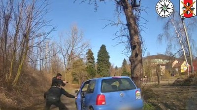 VIDEO: Řidič ujížděl policistům zběsilou rychlostí po cyklostezce, lidé před ním museli uskakovat!