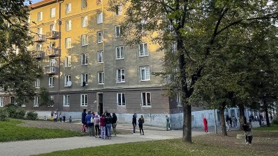 Teror, drogy, ničení majetku a obchod s chudobou: Žena založila petici kvůli problému, který trápí celé severní Čechy