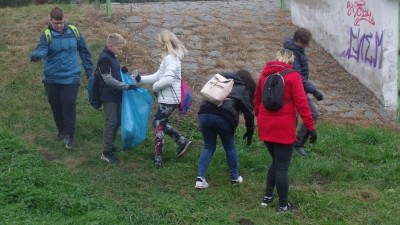 Pneumatiky, PET lahve, plechovky i stříkačky: Školáci uklidili břehy řeky Ohře