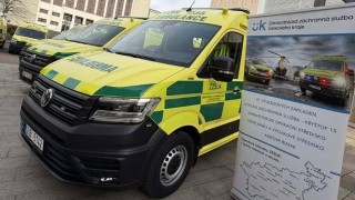 Z&aacute;chran&aacute;ři včera převzali prvn&iacute;ch deset nov&yacute;ch sanitek pro cel&yacute; kraj. Foto: Oldřich H&aacute;jek