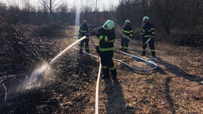FOTO: Počty požárů trávy a lesů rostou. Jen za včerejší odpoledne hasiči v Ústeckém kraji k nim vyjížděli 14krát