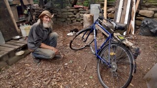 Karel Vašák žije ve své chatrči obklopen kočkami, všude se dopravuje na kole. Foto: jip