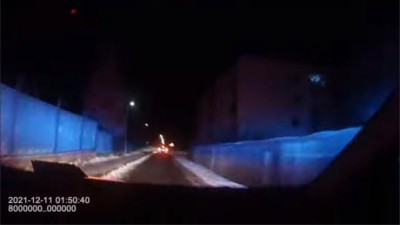 VIDEO: Zběsilá honička v ulicích města! Šofér ještě zkouší utéct policistům po svých a schovat se v cizí zahradě