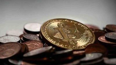 KOMENTÁŘ EKONOMA: Bitcoin zase roste na ceně. Vyplatí se do něj investovat?