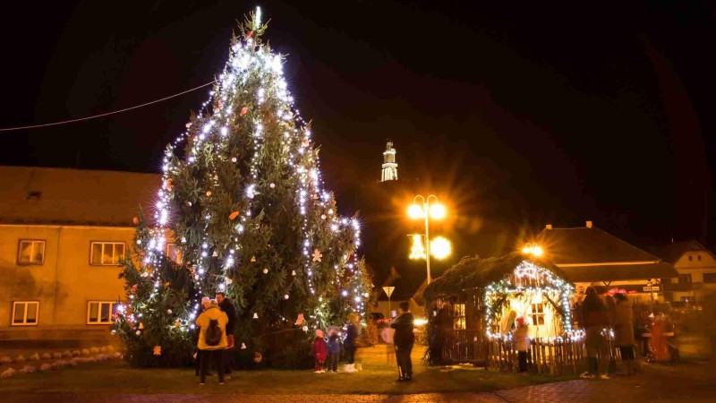 Město Kryry zrušilo trhy i doprovodný program. Na rozsvícení vánočního stromu přesto lidé přišli. Foto: Laurencia Helásková