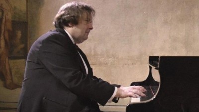 Klavírní virtuóz Jiří Pazour vystoupí v Žatci 19. října. Foto: Žatecký maják