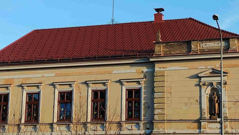 Oprava střechy bodovy, ve které je škola i úřad. Foto: městys Ročov