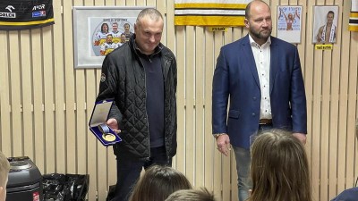 OBRAZEM: Přesně 25 let od Nagana! Reichel a Šlégr přinesli do školy z mládí zlatou medaili