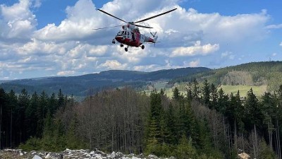 VIDEO: Letečtí záchranáři horské služby z Krušných hor cvičili s vrtulníkem zásahy ve volném terénu